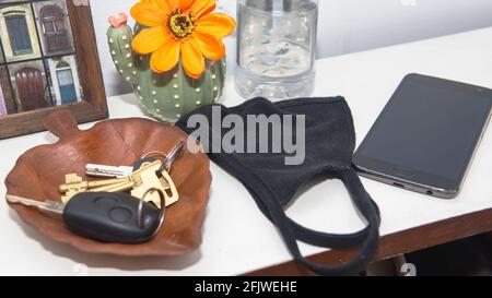 toutes les choses dont vous avez besoin si vous sortez dans la nouvelle normale en raison de covid-19 Banque D'Images