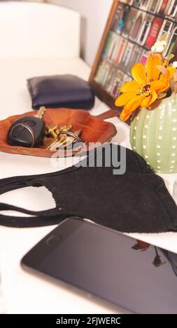 toutes les choses dont vous avez besoin si vous sortez dans la nouvelle normale en raison de covid-19 Banque D'Images