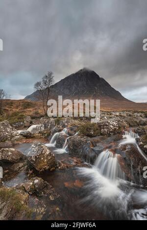 Superbe image de paysage de la cascade de Buachille Etive Mor en Écosse highlands le matin d'hiver avec une longue exposition pour un doux eau courante Banque D'Images