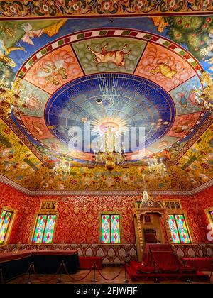 Murale colorée au plafond dans la salle à manger du palais en bois de Tsar Alexei Mikhaïlovich. Kolomenskoye, Moscou, Russie. Banque D'Images