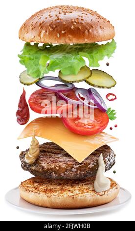 Fast Food concept - ingrédients de hamburgers volants isolés sur fond blanc. Banque D'Images