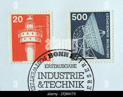 Timbre-poste annulé imprimé par l'Allemagne, qui montre le phare 'Alte Weser' et le radiotélescope, vers 1976. Banque D'Images