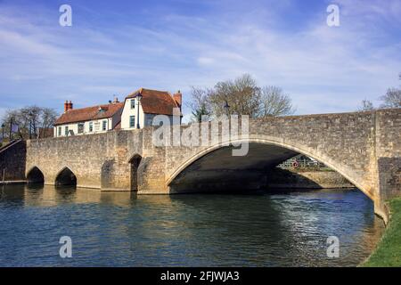 Le vieux pont en pierre d'Abingdon enjambant la Tamise avec la maison publique de Nags Head - Abingdon, Oxfordshire, Angleterre, Royaume-Uni Banque D'Images