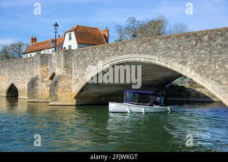 Le vieux pont en pierre d'Abingdon enjambant la Tamise avec la maison publique de Nags Head - Abingdon, Oxfordshire, Angleterre, Royaume-Uni Banque D'Images