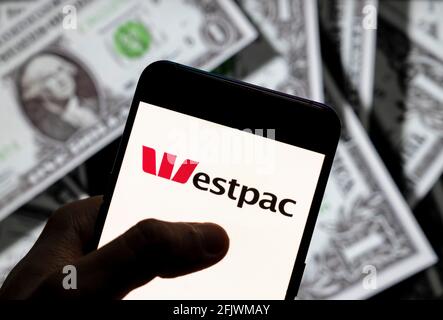 Sur cette photo, le logo de la banque australienne et du fournisseur de services financiers Westpac Banking Corporation s'affiche sur un smartphone avec une devise en dollars américains (USD) en arrière-plan. (Photo de Budrul Chukrut / SOPA Images/Sipa USA) Banque D'Images