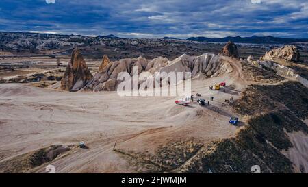 Cappadoce, Turquie. Voiture rétro bleue américaine dans le désert pendant le coucher du soleil. Photo de haute qualité Banque D'Images