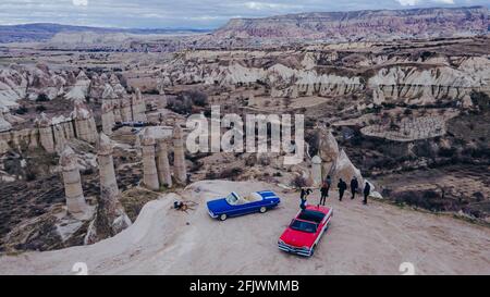 Cappadoce, Turquie. Voiture rétro bleue américaine dans le désert pendant le coucher du soleil. Photo de haute qualité Banque D'Images