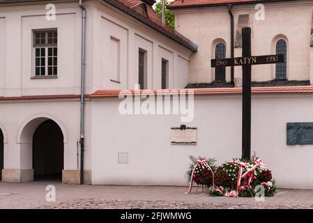 Traversez à Cracovie Katyn. Une croix sur la place en face de l'église Saint-Giles en mémoire des victimes polonaises à Katyn en 1940. Banque D'Images