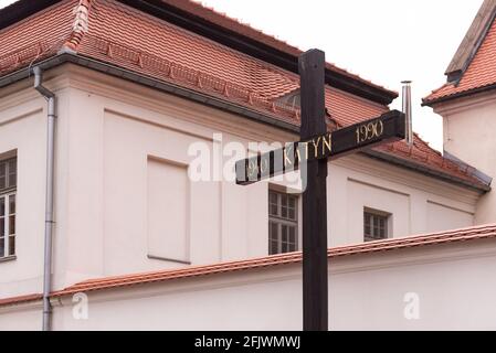 Traversez à Cracovie Katyn. Une croix sur la place en face de l'église Saint-Giles en mémoire des victimes polonaises à Katyn en 1940. Banque D'Images