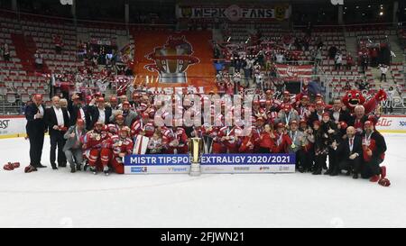 Trinec, République tchèque. 26 avril 2021. Le HC Ocelari Trinec a remporté le hockey sur glace Extraleague lorsqu'il a battu le jeu de Bili Tygri Liberec de la série. Team HC Ocelari Trinec pose pour photographe à Trinec, République Tchèque, 26 avril 2021. Crédit: Jaroslav Ozana/CTK photo/Alay Live News Banque D'Images