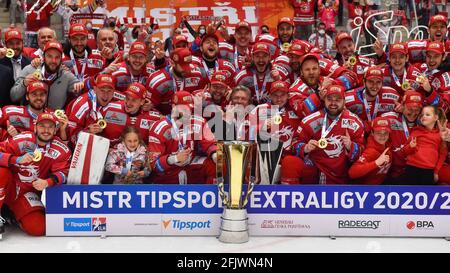 Trinec, République tchèque. 26 avril 2021. Le HC Ocelari Trinec a remporté le hockey sur glace Extraleague lorsqu'il a battu le jeu de Bili Tygri Liberec de la série. Team HC Ocelari Trinec pose pour photographe à Trinec, République Tchèque, 26 avril 2021. Crédit: Jaroslav Ozana/CTK photo/Alay Live News Banque D'Images