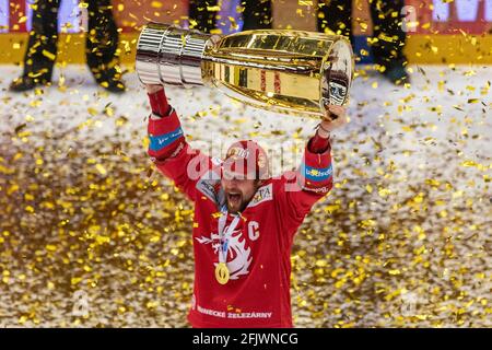 Trinec, République tchèque. 26 avril 2021. Le HC Ocelari Trinec a remporté le hockey sur glace Extraleague lorsqu'il a battu le jeu de Bili Tygri Liberec de la série. Petr Vrana de Team HC Ocelari Trinec pose pour photographe avec la coupe à Trinec, République Tchèque, 26 avril 2021. Crédit : Vladimir Prycek/CTK photo/Alay Live News Banque D'Images