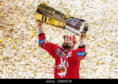 Trinec, République tchèque. 26 avril 2021. Le HC Ocelari Trinec a remporté le hockey sur glace Extraleague lorsqu'il a battu le jeu de Bili Tygri Liberec de la série. Martin Ruzicka de Team HC Ocelari Trinec pose pour photographe avec la coupe à Trinec, République Tchèque, 26 avril 2021. Crédit : Vladimir Prycek/CTK photo/Alay Live News Banque D'Images