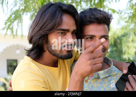 Portrait de deux amis indiens heureux dans un endroit extérieur Banque D'Images