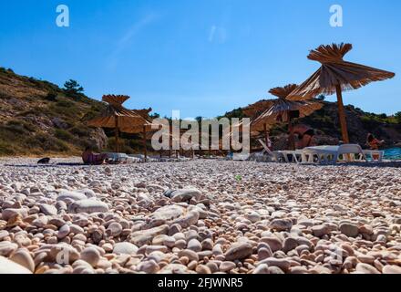 Stara Baska, Croatie - juillet 21 : vue sur la magnifique plage d'Oprna dans la baie adriatique le 21 juillet 2020 Banque D'Images