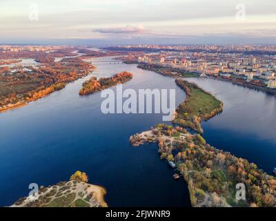 Kiev est la capitale de l'Ukraine. Vue aérienne sur la ville de Kiev et le fleuve Dniepr Banque D'Images