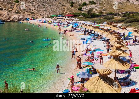 Stara Baska, Croatie - juillet 21 : vue sur la magnifique plage d'Oprna dans la baie adriatique le 21 juillet 2020 Banque D'Images