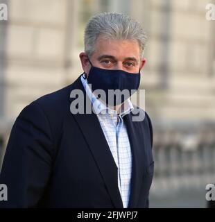 Londres, Angleterre, Royaume-Uni. 26 avril 2021. Le secrétaire d'État pour l'Irlande du Nord, BRANDON LEWIS, est vu à l'extérieur du cabinet à Whitehall. Credit: Tayfun Salci/ZUMA Wire/Alay Live News Banque D'Images