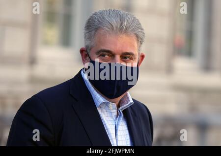 Londres, Angleterre, Royaume-Uni. 26 avril 2021. Le secrétaire d'État pour l'Irlande du Nord, BRANDON LEWIS, est vu à l'extérieur du cabinet à Whitehall. Credit: Tayfun Salci/ZUMA Wire/Alay Live News Banque D'Images