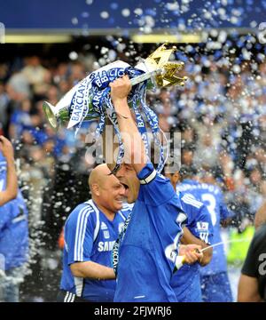 PREMIER MINISTRE DU FOOTBALL. CHELSEA V. WIGAN. CHELSEA REMPORTE LE CHAMPIONNAT. JOHN TERRY. 8/5/2010. PHOTO DAVID ASHDOWN Banque D'Images