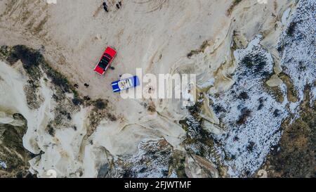 Cappadoce, Turquie. Voiture rétro bleue américaine dans le désert pendant le coucher du soleil. Photo de haute qualité Banque D'Images