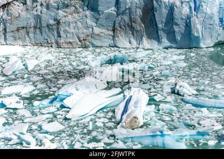 Vue imprenable sur le glacier Perito Moreno, le glacier de burg sur glace bleue dans le parc national de Los Glaciares, Santa Cruz, le sud de la Patagonie, l'Argentine, l'Amérique du Sud. Banque D'Images