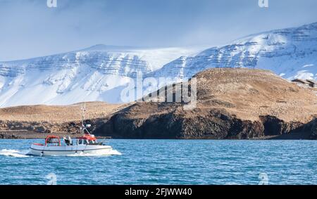 Un bateau de pêche blanc se rend dans la baie de Reykjavik, en Islande Banque D'Images