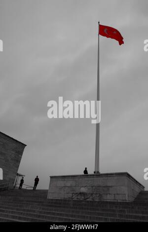 Drapeau turc principal d'Anıtkabir (mausolée d'Atatürk) monochrome avec filtre rouge en un jour nuageux - Ankara Banque D'Images