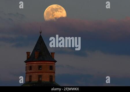 Sobotka, République tchèque. 26 avril 2021. Une superlune est vue au-dessus du pavillon de chasse Humprecht à Sobotka dans le Paradis de Bohême (80 kilomètres au nord de Prague). Une superlune se produit lorsque la lune est particulièrement proche de la Terre lorsqu'elle est pleine. Cette pleine lune d'avril s'appelle la Supermoon rose. Credit: Slavek Ruta/ZUMA Wire/Alamy Live News Banque D'Images