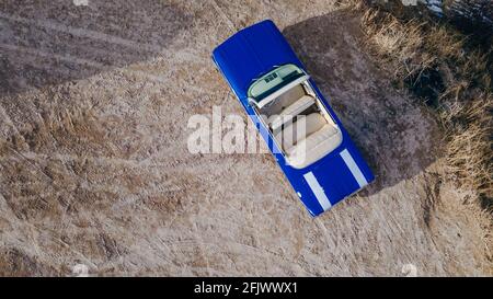 Cappadoce, Turquie. Voiture rétro bleue américaine dans le désert pendant le coucher du soleil. Photo de haute qualité Banque D'Images