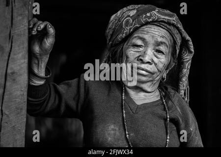 Portrait d'une femme népalaise Banque D'Images
