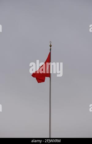 Drapeau turc principal d'Anıtkabir (mausolée d'Atatürk) monochrome avec filtre rouge en un jour nuageux - Ankara Banque D'Images