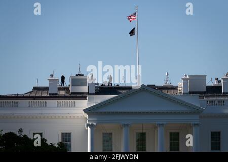 Washington, États-Unis. 26 avril 2021. Un point de vue général de la Maison Blanche à Washington, DC, le lundi 26 avril 2021, au milieu de la pandémie du coronavirus. Cette semaine, le président Biden va donner un discours conjoint au Congrès pour marquer ses 100 premiers jours au pouvoir et pour pousser à de nouveaux secours économiques et à des dépenses d'infrastructure. (Graeme Sloan/Sipa USA) Credit: SIPA USA/Alay Live News Banque D'Images