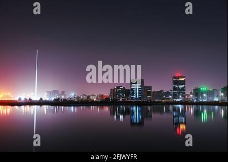 Une belle vue sur le paysage urbain de Jeddah dans la nuit Banque D'Images