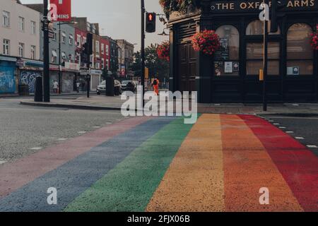 Londres, Royaume-Uni - 12 août 2020 : vue de la traversée en arc-en-ciel de Camden Town, Londres, une partie du mois de la fierté et en solidarité avec les LGBT+ de Camden Banque D'Images