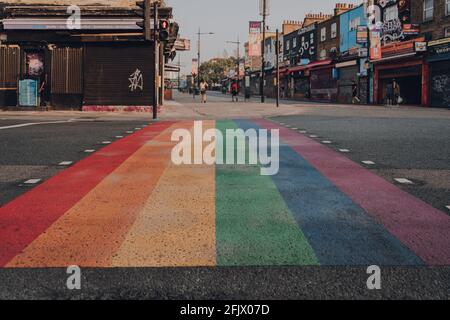 Londres, Royaume-Uni - 12 août 2020 : vue de la traversée en arc-en-ciel de Camden Town, Londres, une partie du mois de la fierté et en solidarité avec les LGBT+ de Camden Banque D'Images