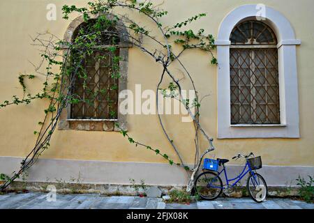 Avant vélo bleu vintage d'une maison néoclassique avec des fenêtres voûtées symétriques à Nafplio, Argolis Péloponnèse, Grèce. Banque D'Images