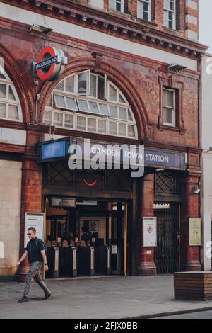 Londres, Royaume-Uni - 12 août 2020 : entrée de la station de métro Camden Town, une jonction majeure pour la ligne Nord où la branche Edgware et High Barnett Banque D'Images