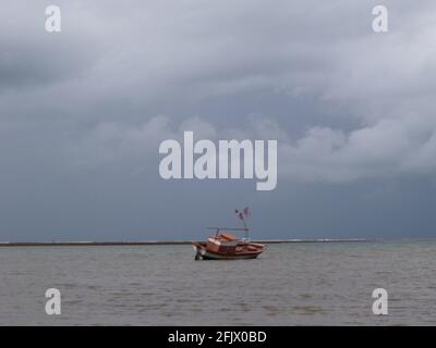 Porto Seguro, Etat de Bahia, Brésil juin 2008: Paysage de la plage de Pataxò avant la tempête. Banque D'Images