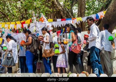 KANDY, SRI LANKA - 19 JUILLET 2016 : des pèlerins bouddhistes vêtus de blanc visitent Wel Bodiya avec l'arbre de Bodhi pendant les vacances Poya Full Moon à Kandy, Sri Lanka Banque D'Images