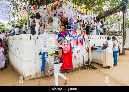 KANDY, SRI LANKA - 19 JUILLET 2016 : des pèlerins bouddhistes vêtus de blanc visitent Wel Bodiya avec l'arbre de Bodhi pendant les vacances de Poya (pleine lune) à Kandy, Sri Lanka Banque D'Images