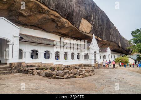 DAMBULLA, SRI LANKA - 20 JUILLET 2016 : touristes et dévotés visitent le temple de la grotte de Dambulla, Sri Lanka Banque D'Images