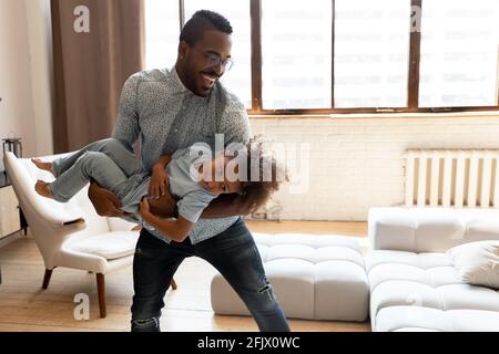 Joyeux papa heureux de profiter d'un moment de jeu actif avec un adorable fils d'avant-choolé Banque D'Images