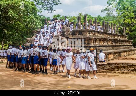 POLONNARUWA, SRI LANKA - 22 JUILLET 2016 : les enfants en uniforme scolaire visitent la salle d'audience de l'ancienne ville de Polonnaruwa, Sri Lanka Banque D'Images