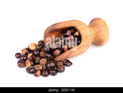 Graines de guarana en pelle en bois, isolées sur fond blanc. Supplément alimentaire guarana, source de caféine pour boissons énergétiques. Banque D'Images