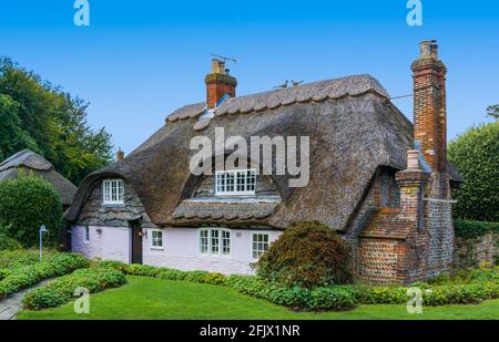 Manor Cottage, un cottage britannique traditionnel à la flanelle de chaume à Rustinington, West Sussex, Angleterre, Royaume-Uni. Banque D'Images