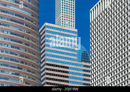 Lippstick Building (885 Third Avenue), 900 Third Avenue (avec 432 Park Avenue qui s'élève derrière) et 909 Third Avenue dans Midtown, Manhattan. Banque D'Images