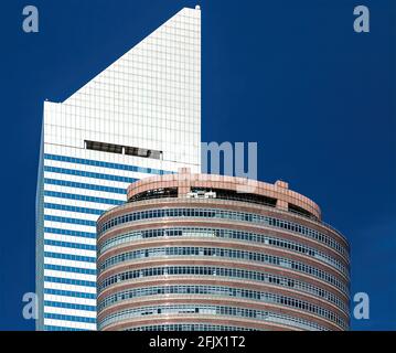 601 Lexington Avenue (ancien Citigroup Center) avec Lipstick Building (885 Third Avenue), dans Midtown Manhattan. Banque D'Images