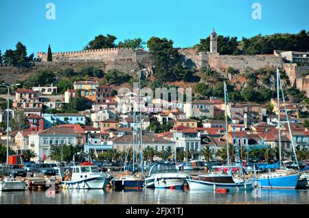 Paysage avec vue panoramique sur Nafplio et les bastions de la forteresse de style baroque Palamidi à Argolis, Péloponnèse en Grèce. Banque D'Images