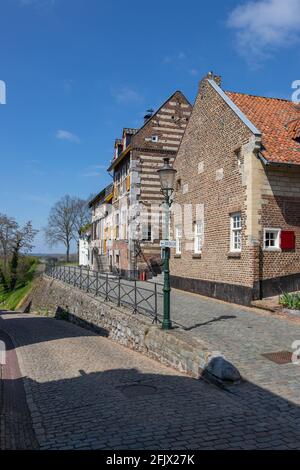 Le centre historique du petit village d'Elsloo dans le sud du Limbourg. Le village a une architecture régionale typique et une route pavée Banque D'Images